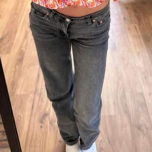 Superfina jeans från Gina i storlek 36 Modellen low straight  Fint skick, nästan som nya🩷 Skriv för egna bilder