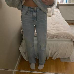 Snygga ljusblå jeans från Gina Tricot! Långa jeans som är tightare upptill och mer baggy nertill. Passar xxs-s