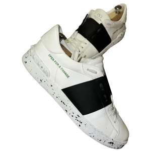 Valentino skor - Valentino open for a change. Storlek: 40 passar större. Tillkommer box och kort till dem. Vid fler frågor/bilder är det bara och höra av sig!