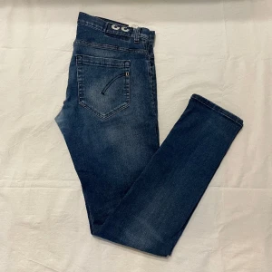 Dondup george - Hej, Säljer nu mina super snygga och trendiga jeans från dondup. Det är modellen george. Nypris på dessa jeans ligger ungefär på 3200kr. De är i storlek 33 och jag på bilden är 182cm och väger 65kg,(Lite stora på mig i midjan) Hör av er! 🙌🏻