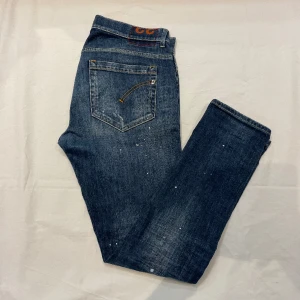 Dondup George  - Hej, Säljer nu mina super snygga och trendiga jeans från dondup. Det är modellen george. Nypris på dessa jeans ligger ungefär på 3200kr. De är i storlek 33 och jag på bilden är 182cm och väger 65kg,(Lite stora på mig i midjan) Hör av er! 🙌🏻
