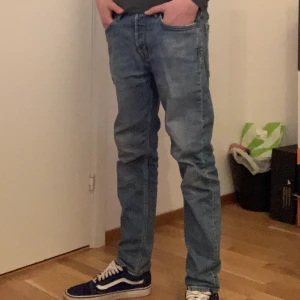 Acne studios jeans  - Säljer dessa tvärfeta jeans då jag vill bli av med dom! Nypris ca 3200kr mitt pris 750kr Anledningen till priset är för att dom är extremt slitna på baksidan och är påväg att ge upp under (se bild 3) Men finns fortfarande liv i dem! Hör av vid frågor
