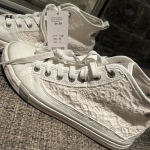 Helt nya kritvita tygskor från Mustang! - Helt nya med originalförpackning och prislappar kvar! Endast provade hemma. Nypris 729 kr: https://eskor.se/p/tygskor-mustang-1146-529-1-1-0000302645824