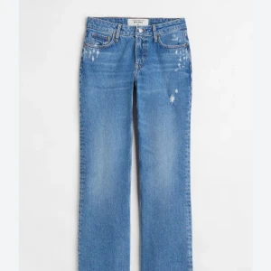 Blå slitna jeans - Knappt använda, väldigt bra skick endast lite slitna allra längst ner