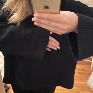 Marinblå tröja - Marinblå stickad tröja från ginatricot, använd men i väldigt gott skick. Storlek s☺️