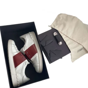 Valentino opens - Ett par röda valentino opens i storlek 40,5. Passar 41/41,5 uppskattningsvis. Riktigt fräscha och används sparsamt. Liten defekt fram på tån. Box, dustbags och extrasnören finns!!! Skriv gärna vid frågor och pris💯