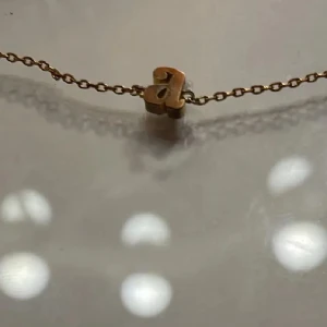 Armband med bokstaven A - Säljer detta armband för 55kr