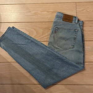 Levis jeans 562 - Lätt använda Levis Jeans. Modell 562. Riktigt balla. Storlek 32 i midjan 34 långa. 