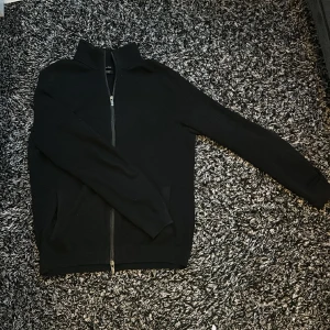 Masimo Dutti Zip - Dags att sälja min fina zip hoodie. Den är köpt från masimo dutti. Den är väldigt fin och i använt skick. Pris kan diskuteras 