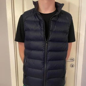 Väst - Väst mörkblå från M&S  Str: M Mycket fint skick 