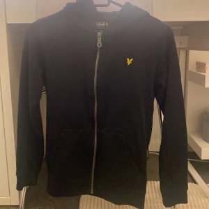 En supersnygg lyle&scott kofta⚡️ - Den är i väldigt bra skick och är super snygg, den har använts några gånger och är verkligen sover skön, nu har den blivit för liten så det är därför jag säljer den ❤️❤️