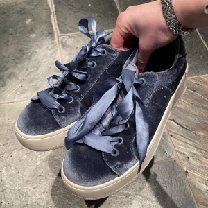 Steve madden skor - Otroligt fina Steve maddens skor, jöttebra kvalite. Orginalpris vet jag ej exakt men ca 1000kr. Står inte storlek men min uppskattning är 36,5. Skriv vid intresse, kan tänka mig sänka priset lite