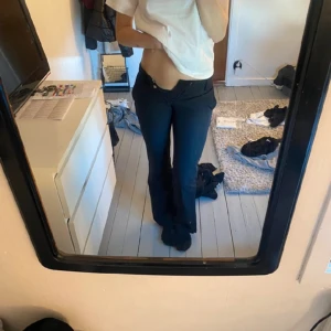 Lågmidjade kostymbyxor  - Säljer dessa super fina lågmidjade kostymbyxorna från BikBok i storlek 34, inga defekter kan gå ner i pris vid snabb affär. (Lånade bilder)