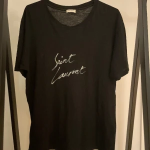 Saint Laurent  - Tja säljer nu min Saint Laurent T-shirt som är i storlek S men passar även skicket på t-shirten är 8/10 Vid fler frågor eller funderingar kontakta mig ⚡️