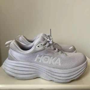 Hoka  - Passa på att köpa löparskor inför våren  Vita sneakers från Hoka i mycket bra skick  Använd fåtal gånger   Fri frakt 