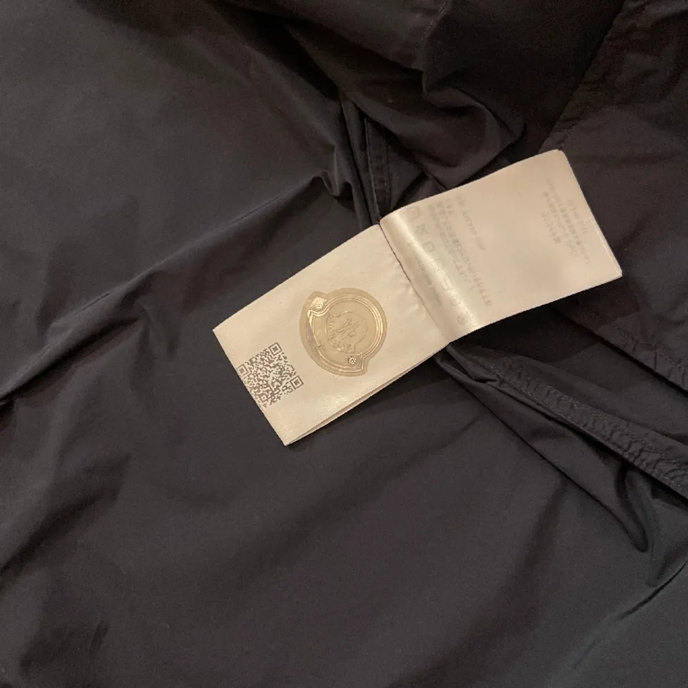  Hej! Säljer nu dessa super fräscha mörkblåa moncler overshirt-jackan. Ok skick finns tecken på användning. Storlek (2) som motsvarar ungefär som en S/M. Står självklart för att den är äkta. Kan frakta eller mötas upp i Kungälv.. Jackor.