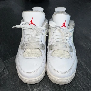 Jordan 4 Oreo  - Bra skick, använt mindre än 10 gånger. Säljer pågrund av ingen användning.  Ordinarie pris 4000 kr
