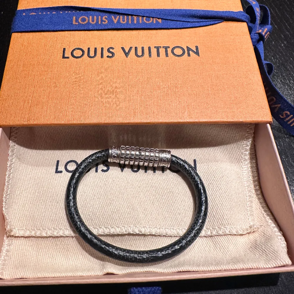 Säljer mitt Louis Vuitton armband. Då jag köpt andra.. Accessoarer.