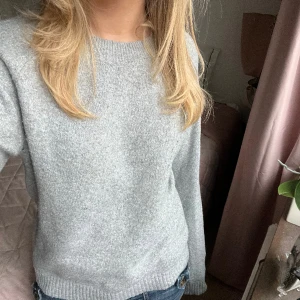 Stickad tröja - Grå stickad tröja ifrån vero moda 