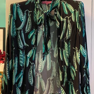 Sidenblus Camilla Thulin - Knytblus i siden design av Camilla Thulin. Storlek 38, använd men mkt bra skick