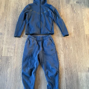 Nike teech fleece - Nike teech fleece marinblå, knappt använd. Säljer pga att den inte används. Nypris ca 2500 kr. Väldigt bra skick