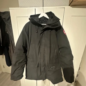 Canada goose Langford Parka XL - Säljer farsans Äkta canada goose langford parka i storlek XL päls ingår, kvitto finns!, Pris kan diskuteras!