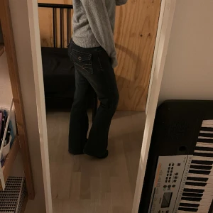 Utsvängda jeans  - Super fina men alldeles för stora 