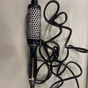 Björn Axén värmeborste - Säljer min värmeborste från björn Axén i 38mm pga att den aldrig kommer till användning. Endast testad en gång och därmed väldigt fint skick. Nypris- 650kr, säljer för 300. Skriv för fler bilder eller frågor🩷