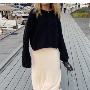 Stickad tröja  - Från bik bok, storlek L så lite stor på lig men jag gillar den oversized looken! En fin slit där bak! Skick 10/10🩷skriv vid frågor