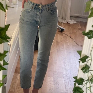 Zara mom jeans  - Så sjukt flattering jeans. Passar fint och funkar med allt. Köpt på zara för 399. Har använt dom en gång. 