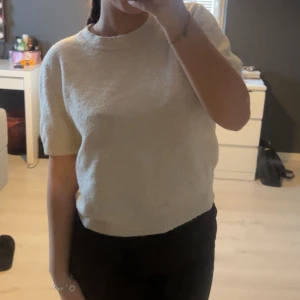 Hm tröja - Tröja från hm som är nästan trekvartsärmar, använd men väldigt väl använd. Är i storlek m men passar mig bra som brukar vara en storlek s