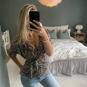 topp - JÄTTE snygg topp, sitter såå fint!!