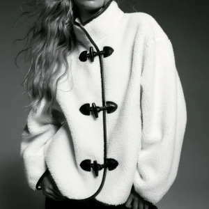 Söker - Söker denna jacka från H&M i storlek XS eller S, spelar ingen roll vilken färg men helst vit eller svart. 