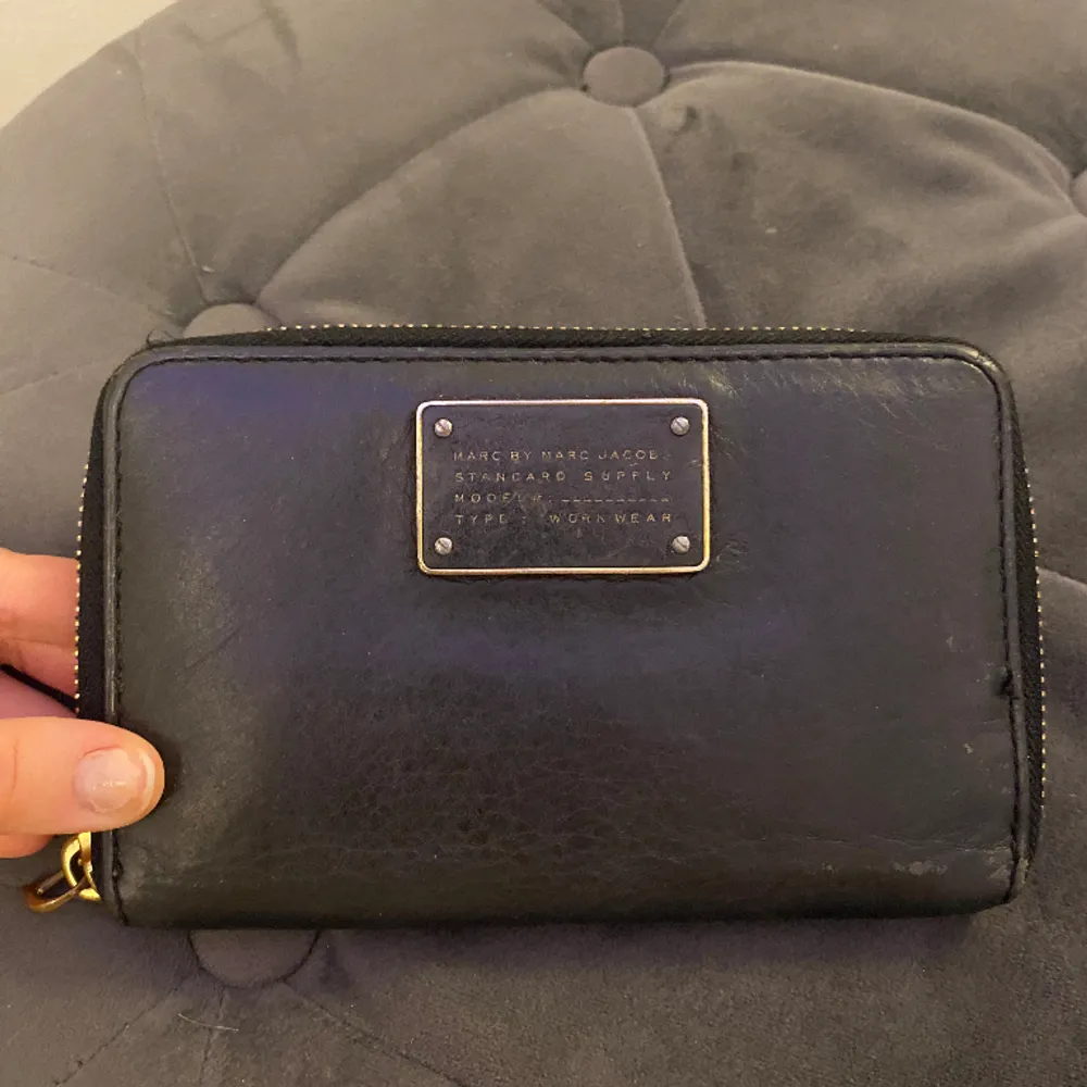 Svart Marc Jacobs plånbok, fint skick förutom lite smutsig på insidan!. Accessoarer.