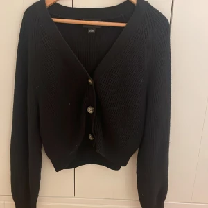 Stickad tröja  - Stickad tröja från monki💓 sparsamt använd💓 storlek S men kan nog passa xs💓