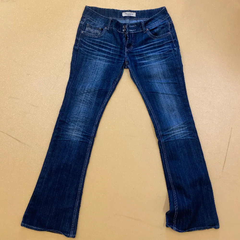 Jättesnygga lågmidjade jeans om är straight/bootcut. Midjemåttet rakt över är 40cm och den totala längden är 110cm🫶 passar perfekt om man vill ha långa jeans! Skriv om du vill ha fler bilder! . Jeans & Byxor.