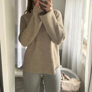 Stickad grå tröja från gina tricot  - Stickad tröja från gina i storlek s. Jag har använt den ett antal gånger. Den har ett litet hål i armhålan (se bilden)