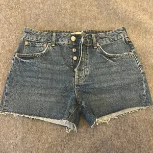 Fina jeansshorts från Gina trico. De är för små för mig, därför säljer jag dem.💙