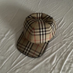 Burberry keps  - Äkta burberry keps till salu, skick 9/10. pris kan diskuteras,kvitto finns!