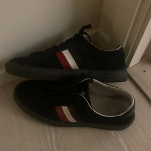 Moncler skor - Moncler skor i Strl 46/45. Monaco modellen som är slutsåld och väldigt eftertraktad. Otroligt bra skick! 
