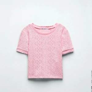 Supersöt virkad topp från Zara  - Söt rosa sommartopp från Zara. Perfekt till sommaren. Mycket fint skick, ser oanvänd ut. Storlek Xs/S.