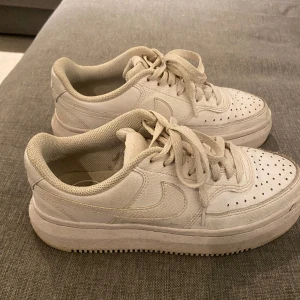 Vita Nike skor 🤍 - Vita nike skor att ha nu till våren 🌸🌸 strl 39! Nypris är 1099🤍 Säljer för 500🫶🏼