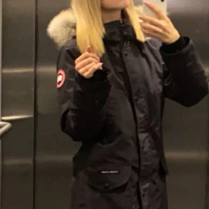 Jacka - Intressekoll på min canadagoose jacka då jag inte använder den. Använd ett fåtal gången. Nypris ca 19500kr. Den är blå/svart