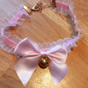 Halsband  - Sött halsband med fungerande plinga på. Den är helt oanvänd och justerbar.