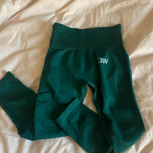 ICIW thights - Ett par gröna thights från ICIW, köpta på vinted men var för små så säljer vidare. Storlek xxs/xs och trekvarts längd. Finns fler bilder om ni vill ha! 😊
