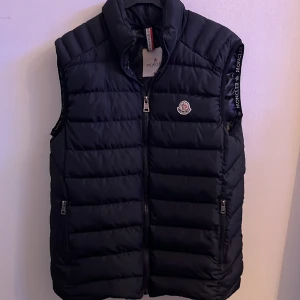 Moncler väst - Säljer min Moncler väst, använd bara ett få tal gånger, så gott som ny skick, storleken passar både s och m, kom gärna med prisförslag