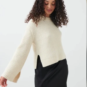 Stickad tröja - Säljer denna skit snygga tröjan från Gina i färgen ”buttercream” den är helt oanvänd och alla lappar är kvar. Fick samma i julklapp och han inte retunera. Original pris 300!