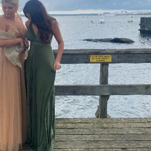 Balklänning  - Balklänning som jag haft en gång på min bal i 9an. Jätte bra skick 