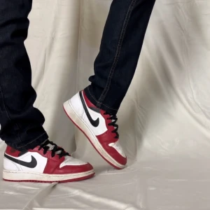 Nike air Jordan 1s Chicago mids  - Bra skick!! Använda med absolut inget fel på dem.