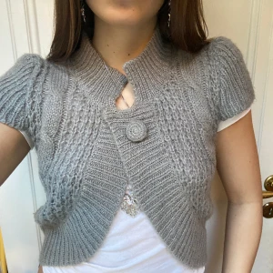 Stickad kofta/bolero - Så söt stickad kofta! Står storlek M/L men jag är S, så den passar båda beroende på hur man vill att den ska sitta 🩷